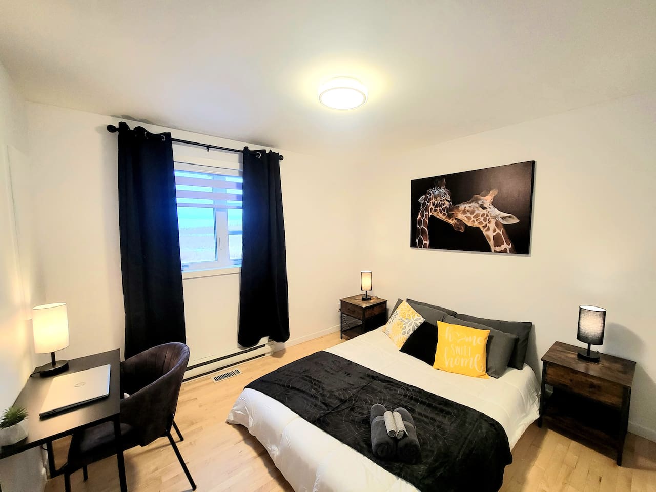 2e chambre au rez-de-chaussée avec un lit Queen.