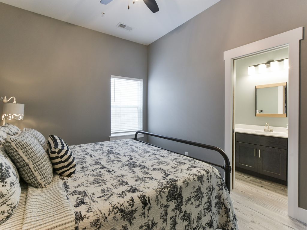 King suite with ensuite bath