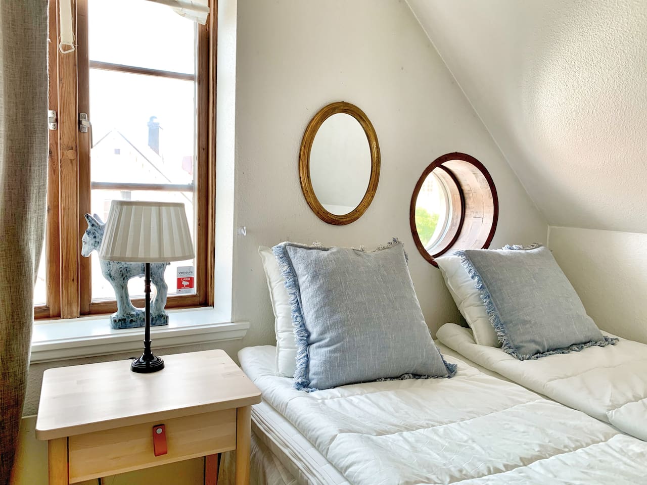 Ytterligare ett sovrum en trappa upp. Här finns två enkelsängar som kan separeras vid behov.