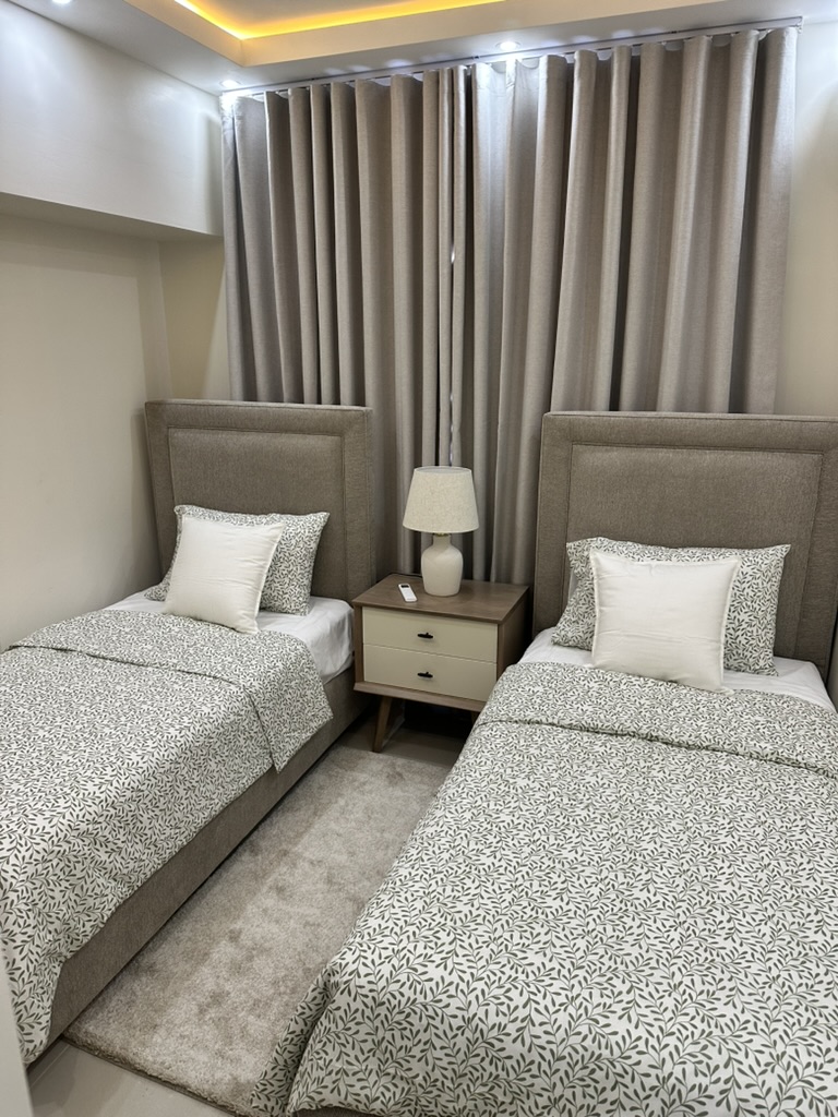 Third bedroom with two twin beds, perfect for kids or friends, plus A/C, ambient lighting, and a closet with built-in drawers for storage. 🛏️🛏️✨
