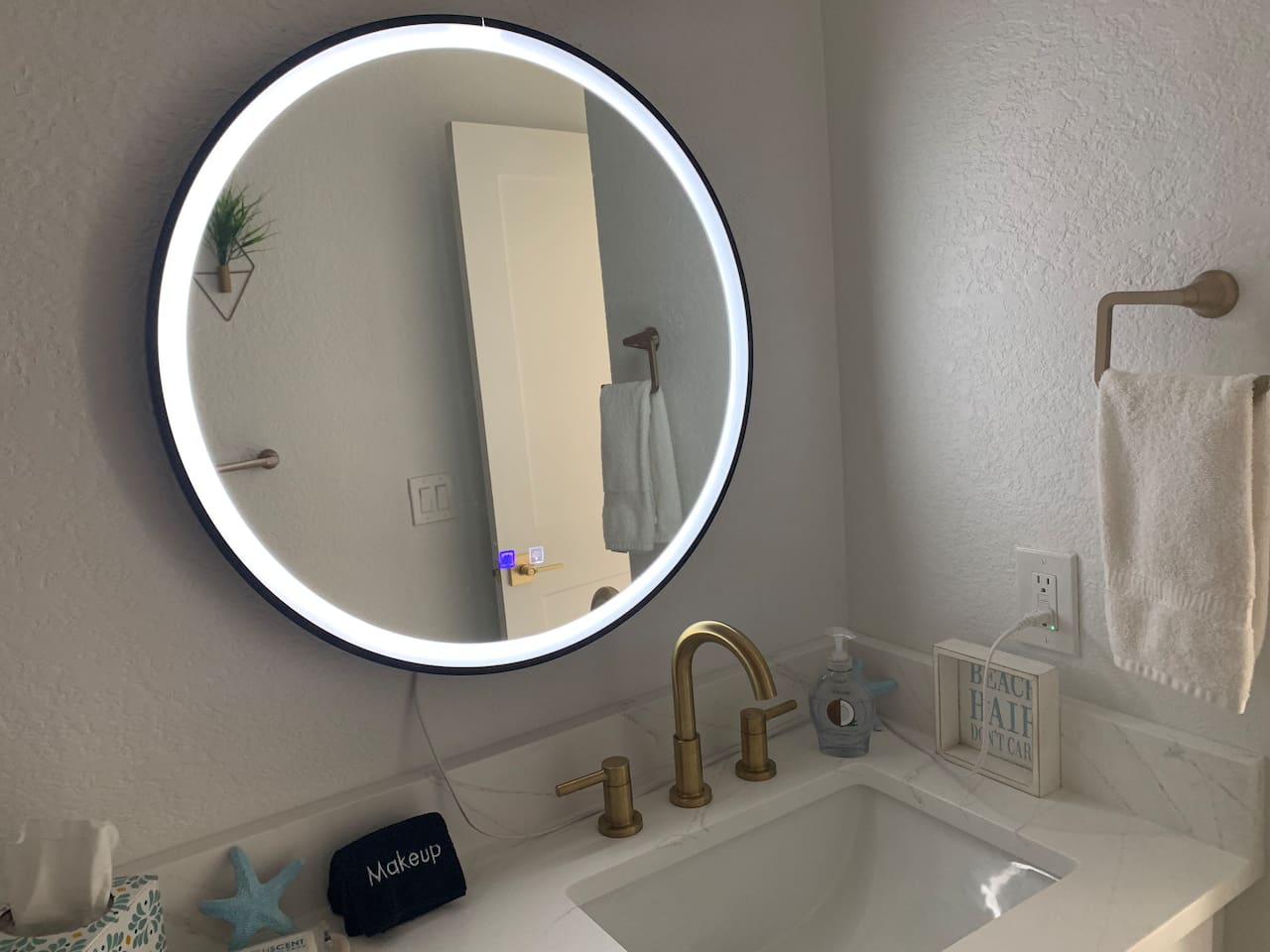 Bluetooth speaker mirror to have some music when getting ready 