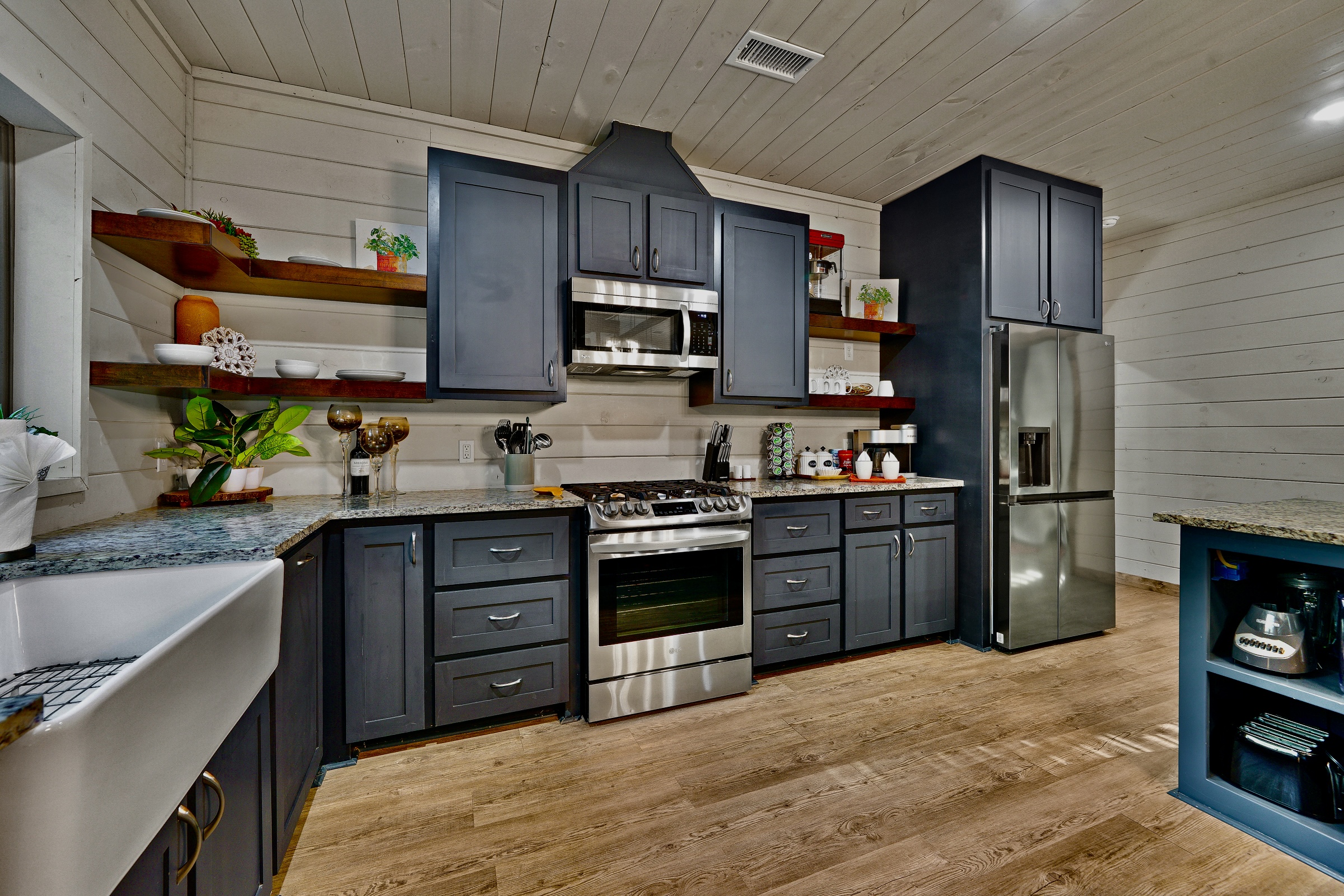 Plenty of space for everyone to gather, bake, and cook without missing a beat!