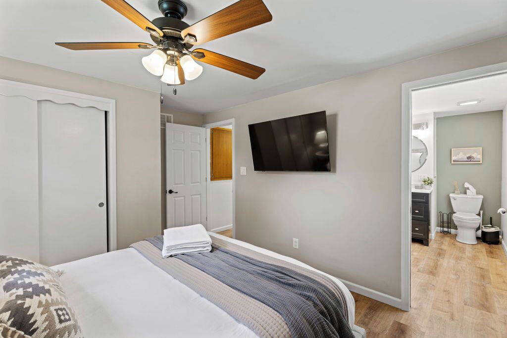 Primary suite with queen memory foam mattress and en-suite bath