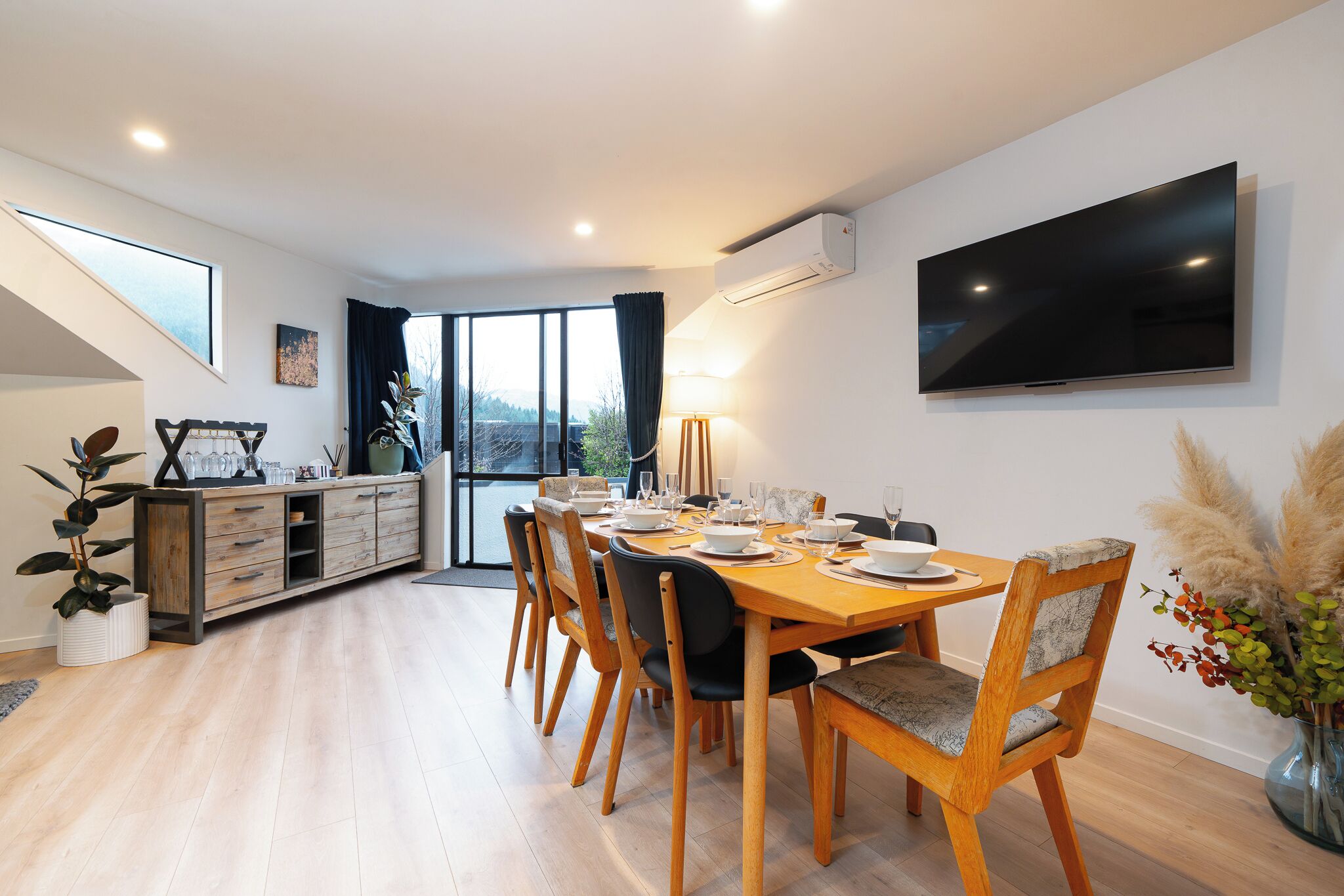Sarahs Scenic Stay | Mountain Lake Views holiday home in 9300