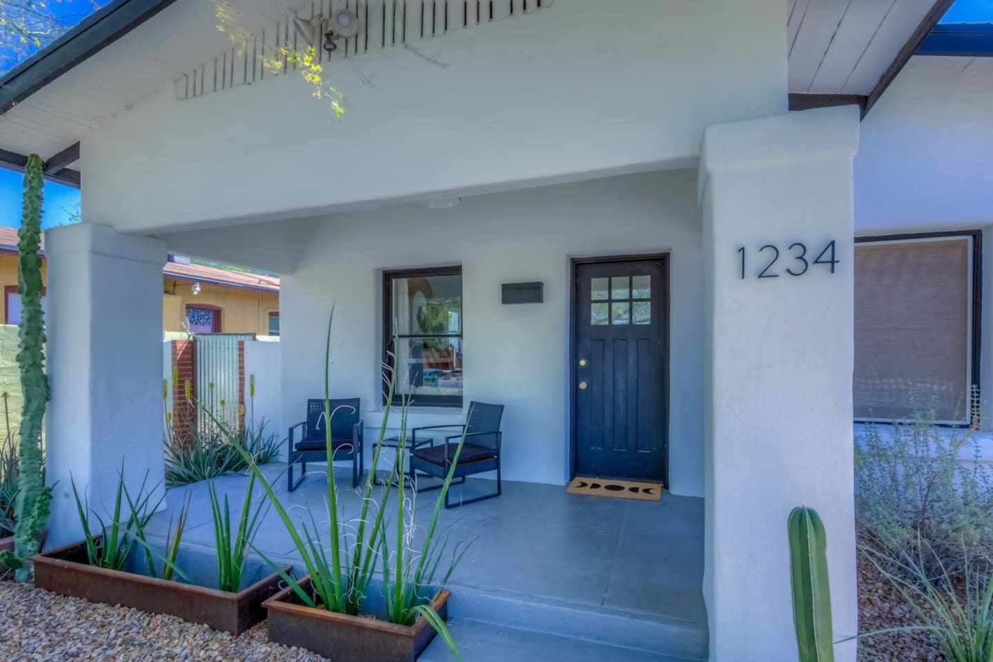 Nice front porch- perfect for watching sunset