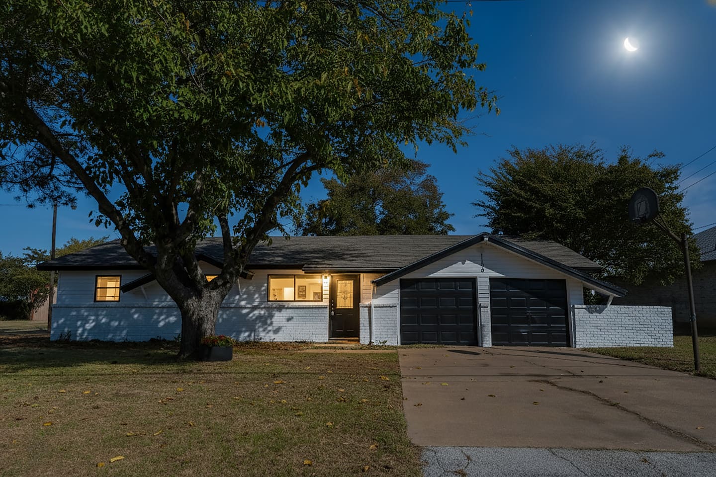 Charming Grand Prairie getaway with 3 bedrooms, 2 bathrooms, and room for 6 guests. Enjoy a large backyard, two car garage, an oversized driveway, family-friendly layout, and easy access to EpicCentral, Six Flags, and AT&T Stadium.
