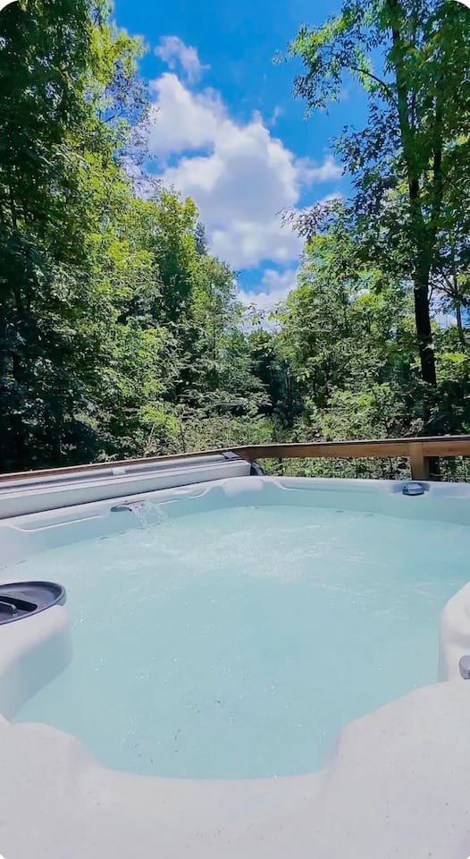 The treehouse deck offers a luxurious outdoor experience with a private, elevated hot tub. The hot tub is available 365 days 24/7. Additionally, you can enjoy a refreshing outdoor shower, May 15-October 15.