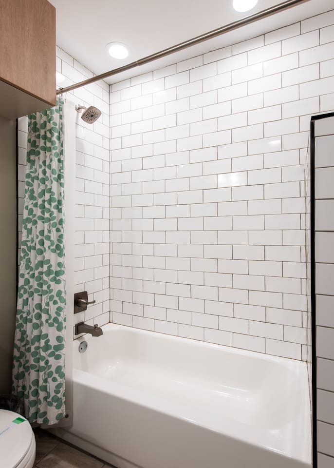 Tub/shower in hallway bathroom