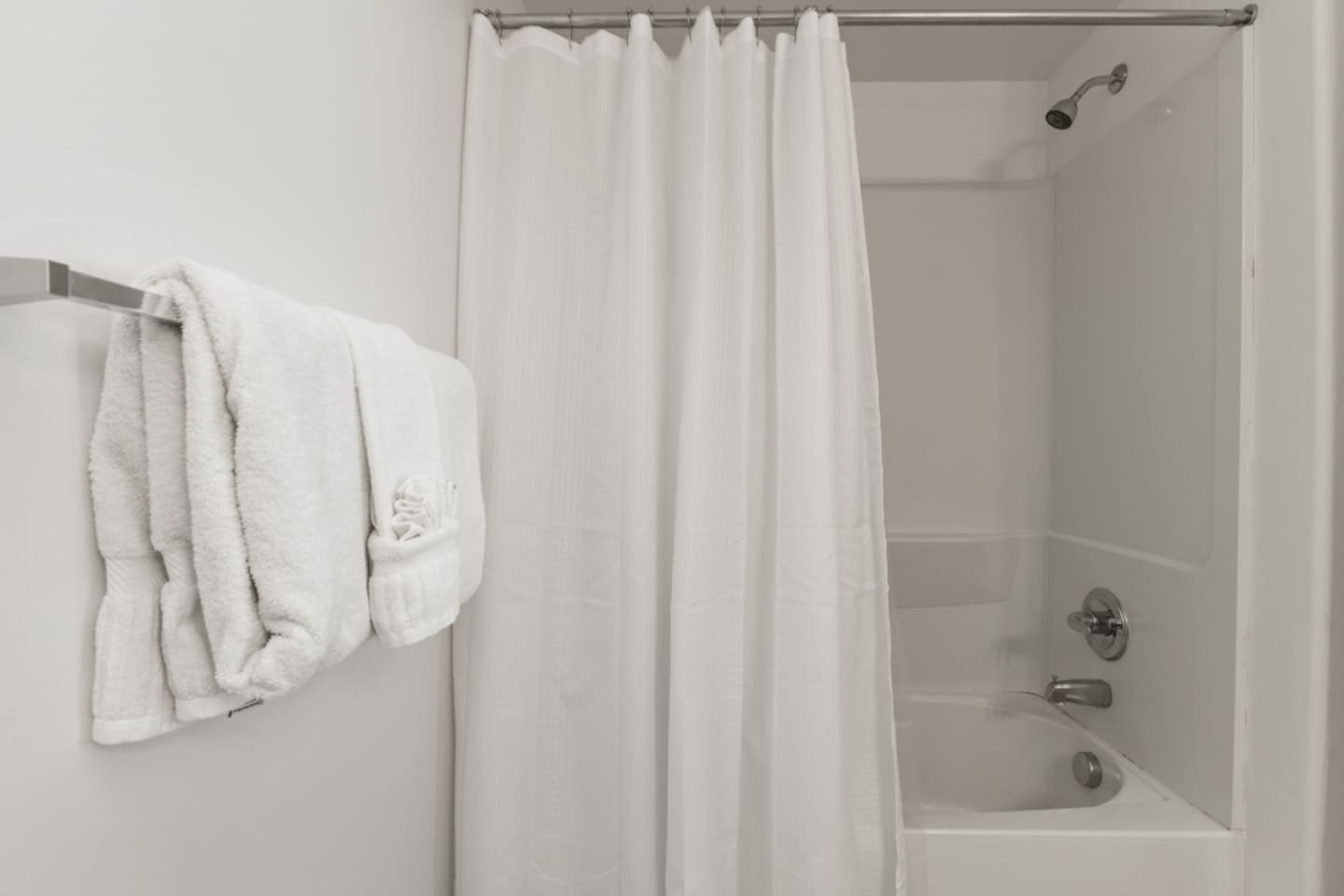 Ensuite Bathroom #1 - Tub/shower combo 