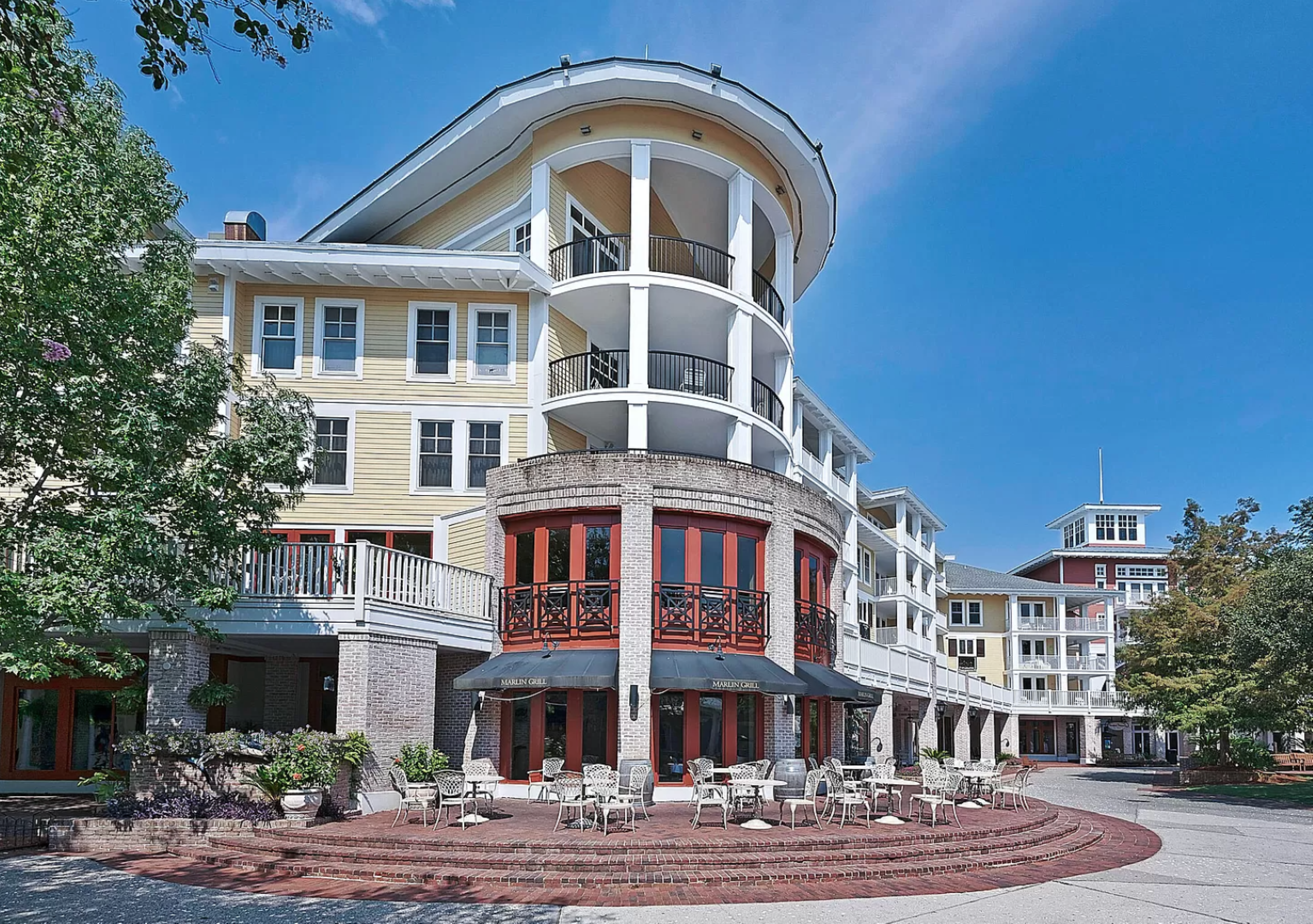 A variety of restaurants to choose from, allowing you to enjoy the surrounding area and scenery. 