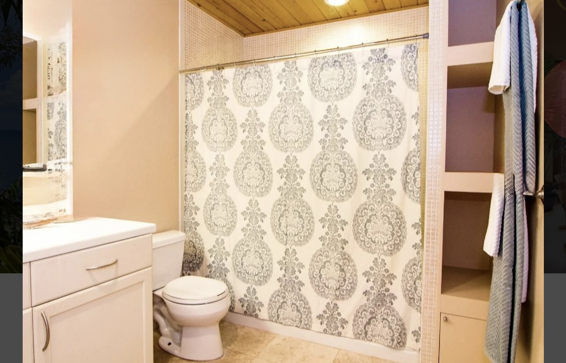 Clean, bright guest bath with full tub/shower—ideal for families and groups.