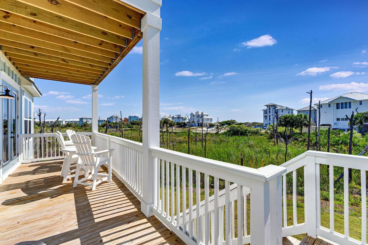 Spacious balconies with sweeping Gulf views, perfect for sipping morning coffee, enjoying alfresco lunches, or unwinding with evening cocktails.