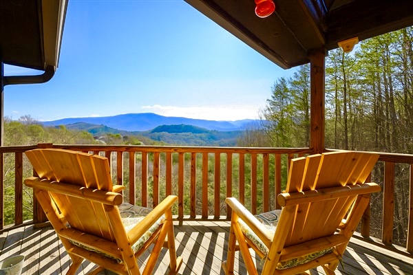 Start your mornings with this magnificent view, enjoyed from any of the three private decks at Little Cub Cabin, ideal for coffee at sunrise, peaceful reading, or evening stargazing.