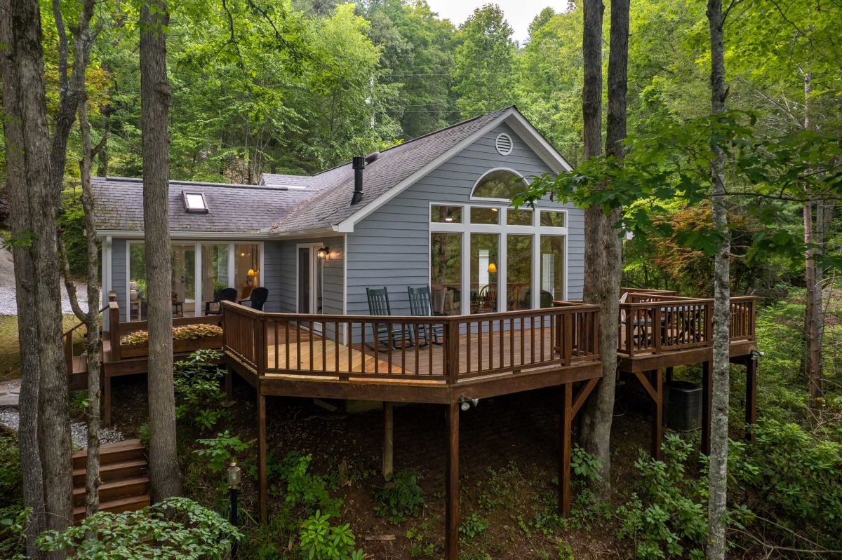 Outdoor Retreat: Enjoy serene forest views from the spacious deck—perfect for morning coffee!

