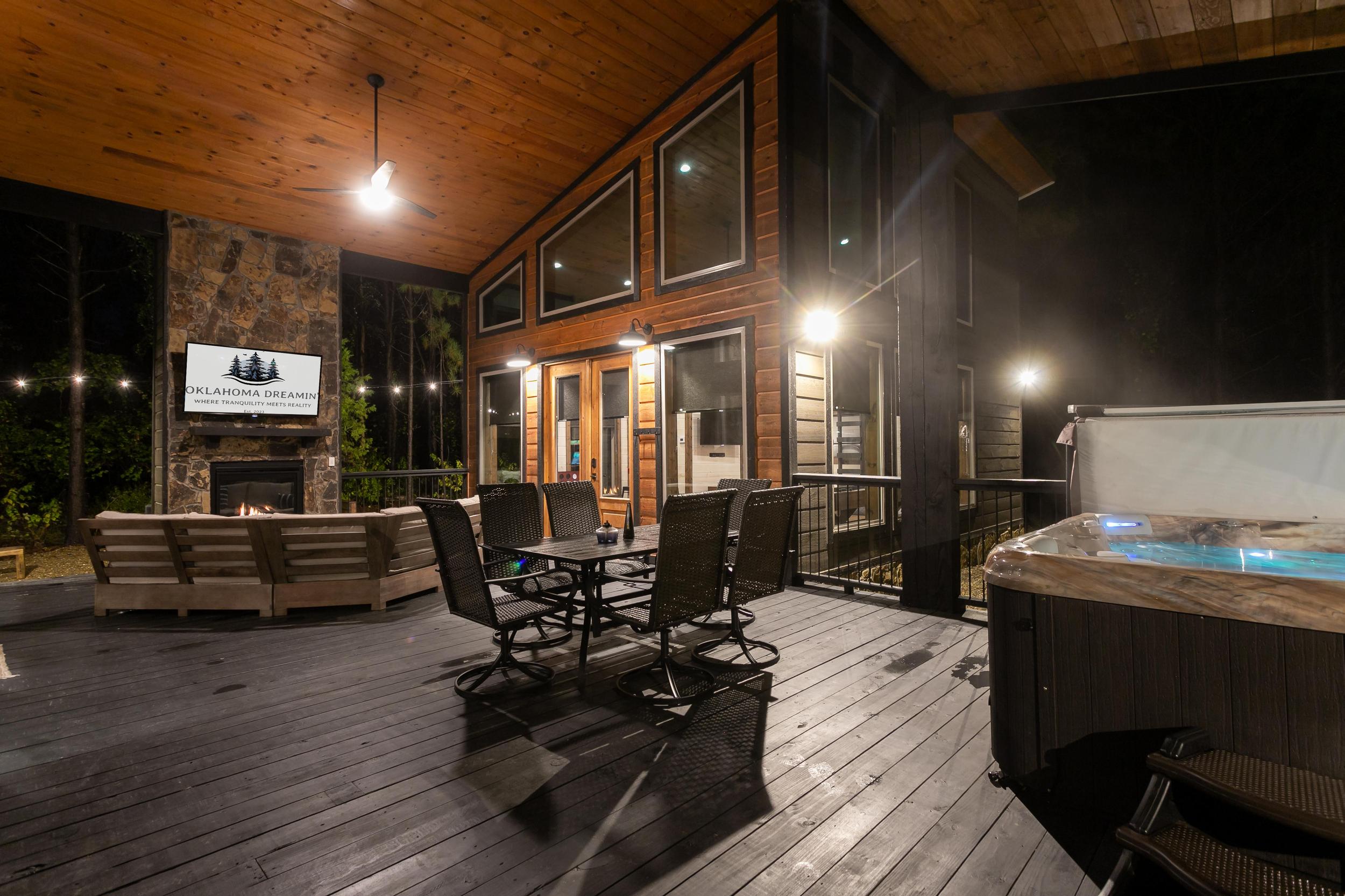 Extra large deck with space for everyone to gather