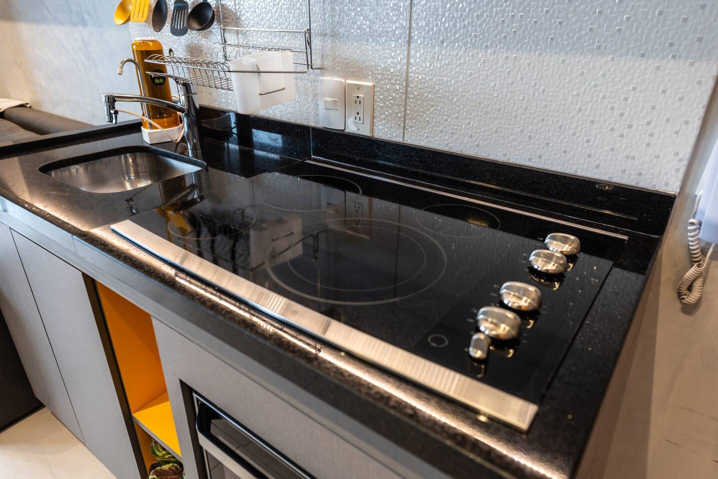 Cozinha equipada com cooktop moderno, ideal para preparar suas refeições em Pinheiros