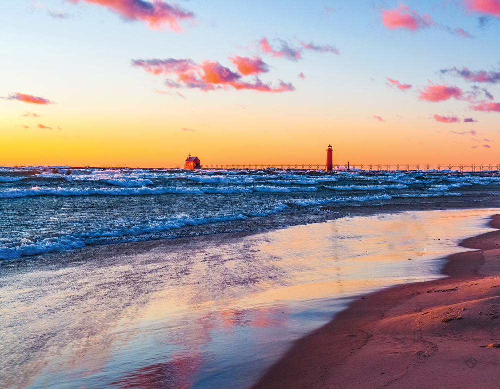 Grand Haven State Park: The beach faces West creating beautiful sunsets over Lake Michigan!