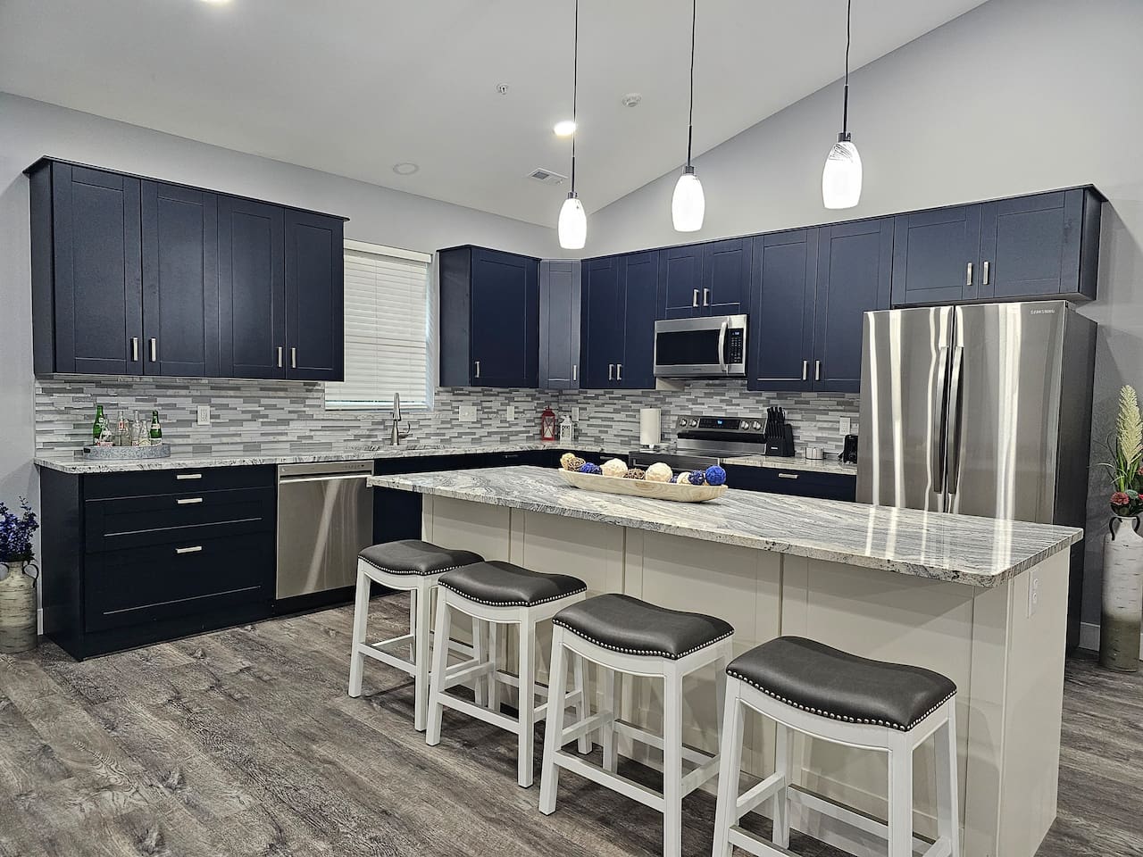 Chef‑ready kitchen with modern appliances and plenty of prep and seating space.