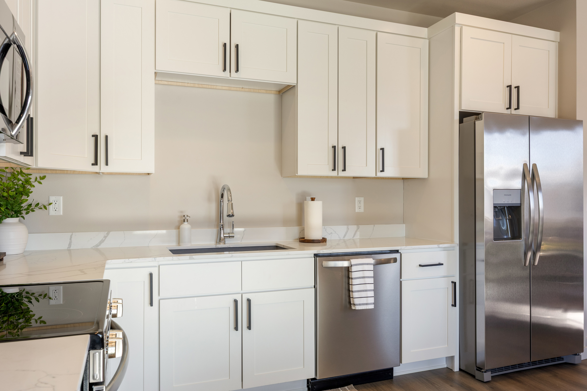 Dishwasher and refrigerator with water/ice dispenser