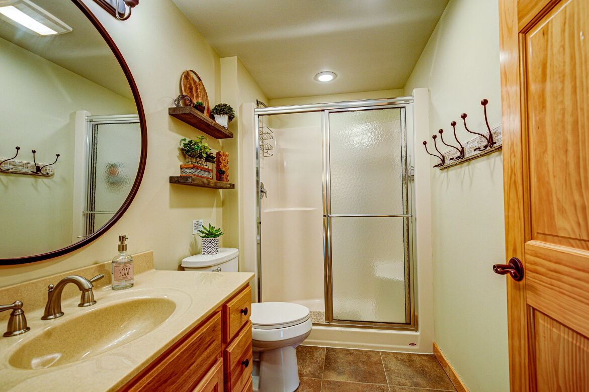 Upper level bathroom, services loft, single queen and double queen rooms.