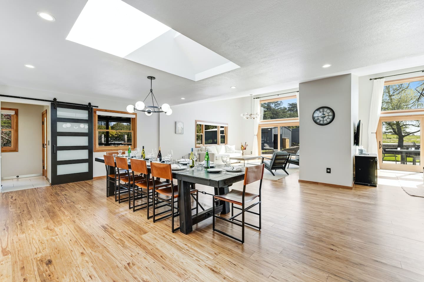 Spacious, high ceilings, and skylights, ideal for serene days with loved ones. 