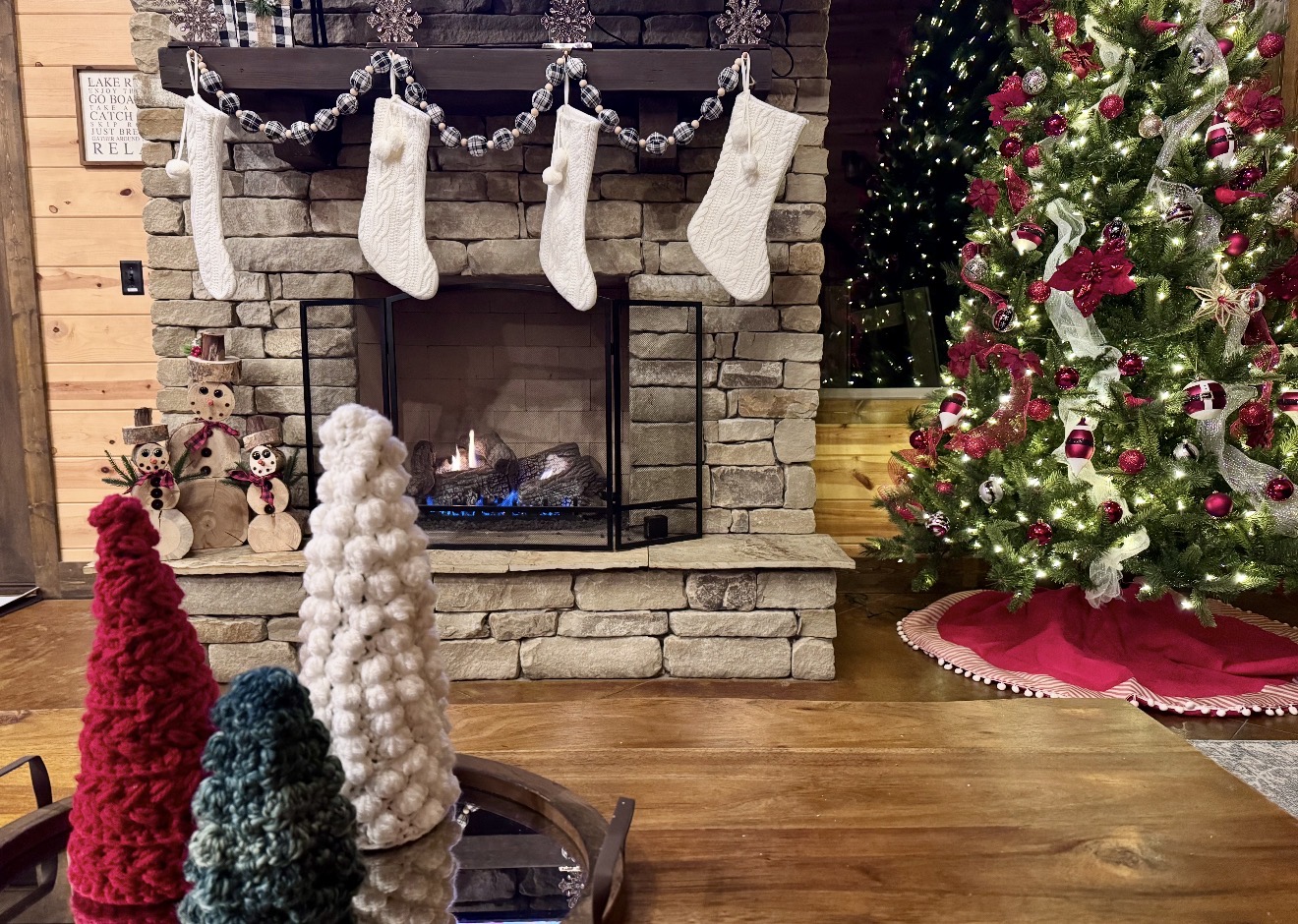 Festive Christmas cabin retreat in Hochatown — cozy fire and full holiday décor included