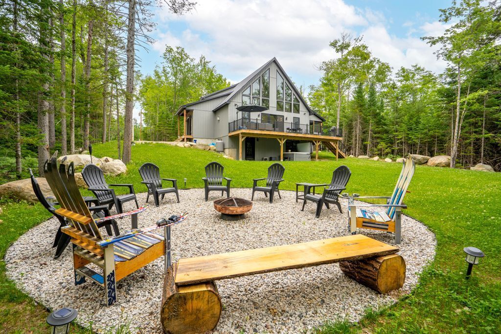 Evenings are for s’mores, giggles, and glowing faces around the fire. The circular setup is kid-friendly and visible from the house—so you can soak in the hot tub while keeping an eye on the action.