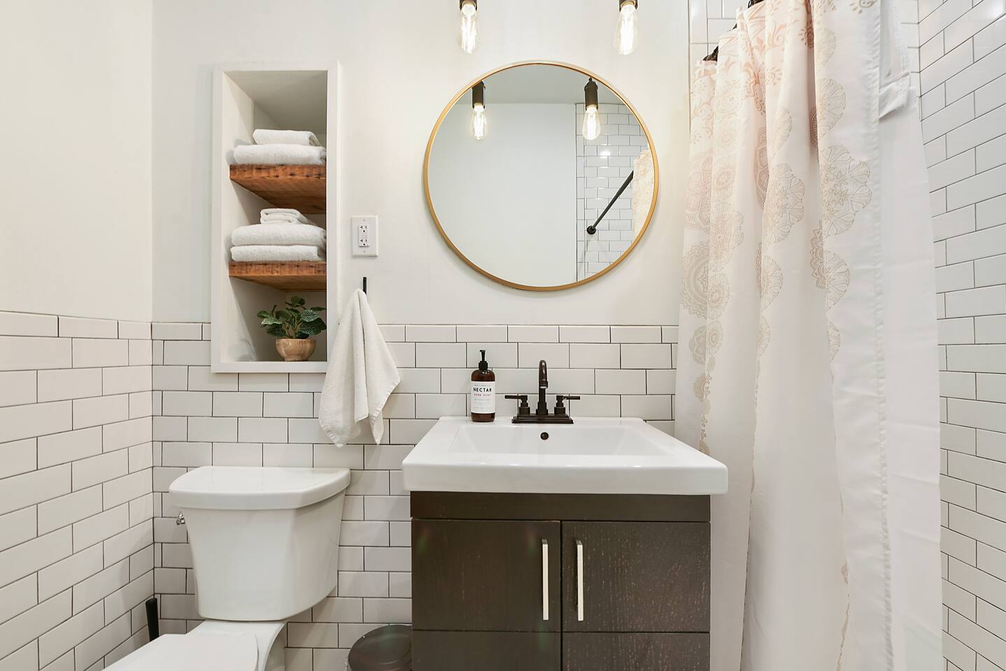 Full Bathroom.