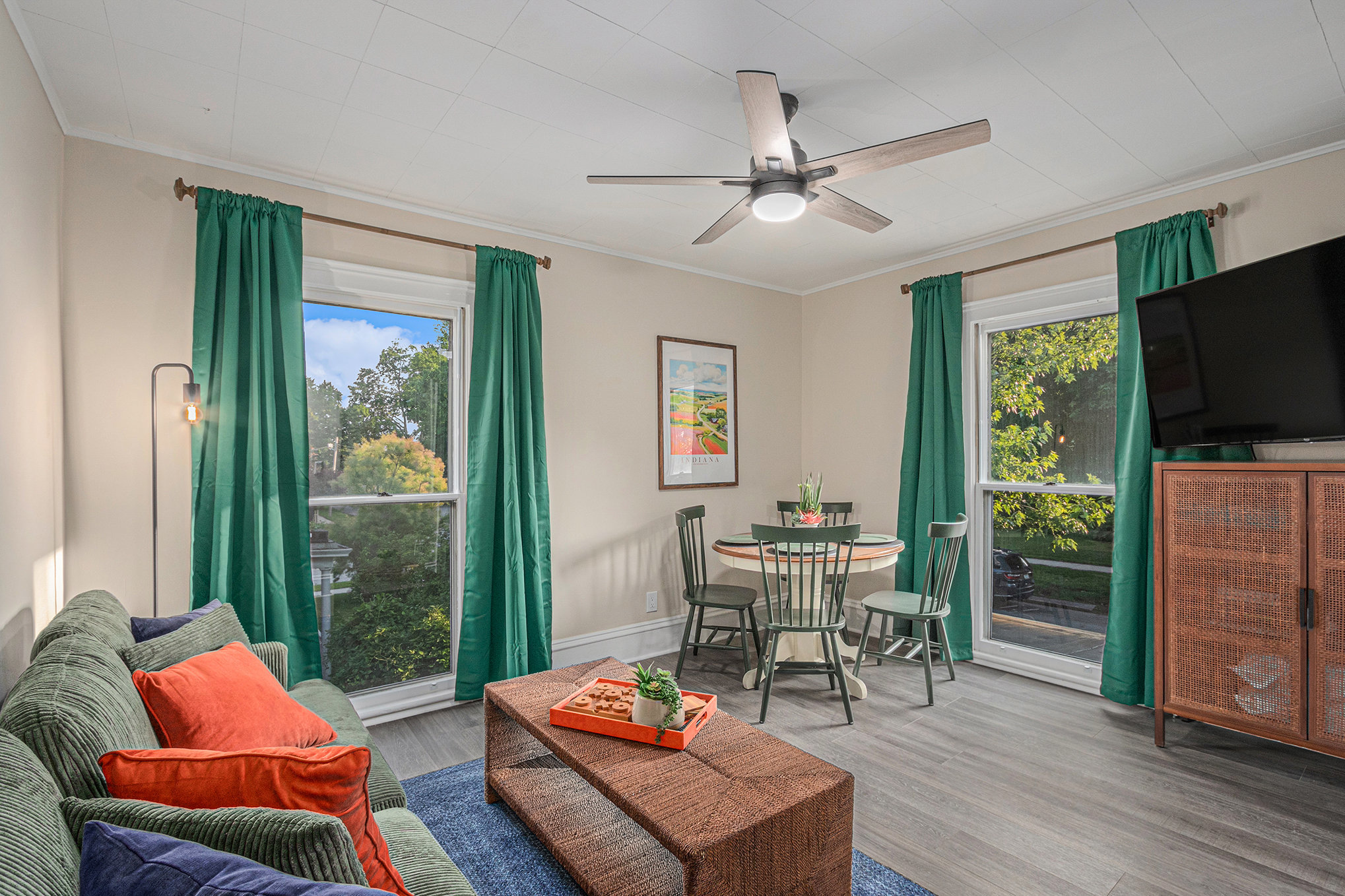 Cozy Corner, Apartment 2S. Steps to shops & Dining — Valparaiso, Indiana — vacation rental