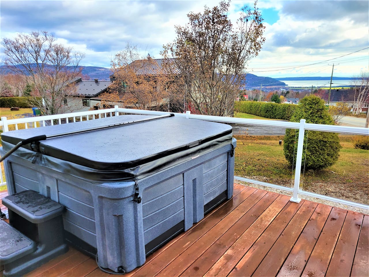 Vue de la galerie et du spa extérieur privé ouvert à l'année!