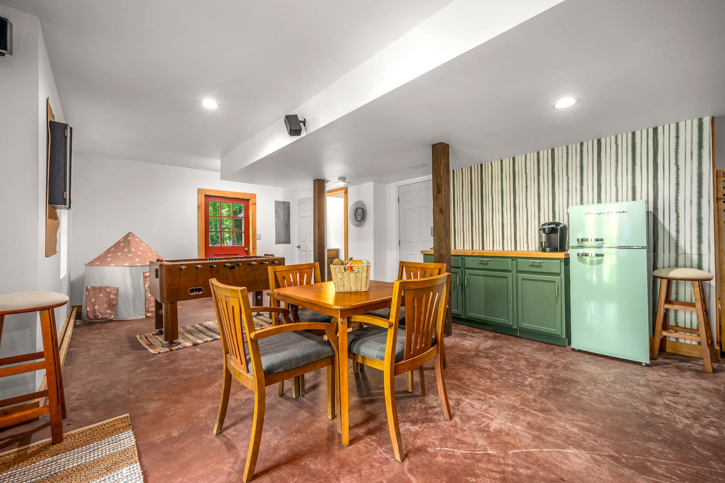 Lower level of the cabin - entertainment area