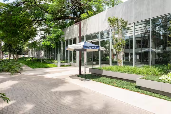 🌳 Áreas externas arborizadas e caminho de acesso à portaria, transmitindo tranquilidade e sofisticação.