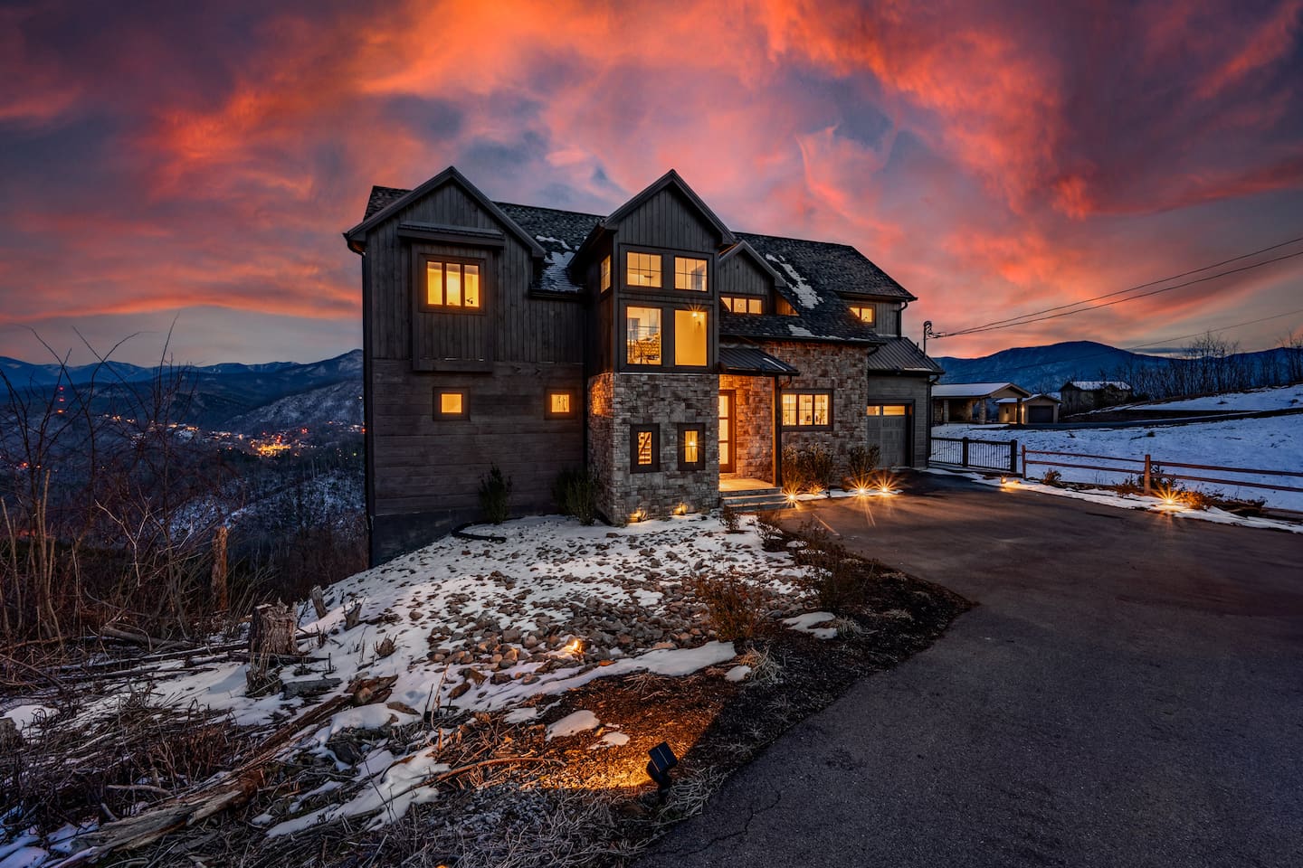 The driveway is spacious enough to comfortably accommodate four vehicles, plus there's a one-car garage for added convenience! You'll also enjoy a welcoming three-step entry.
