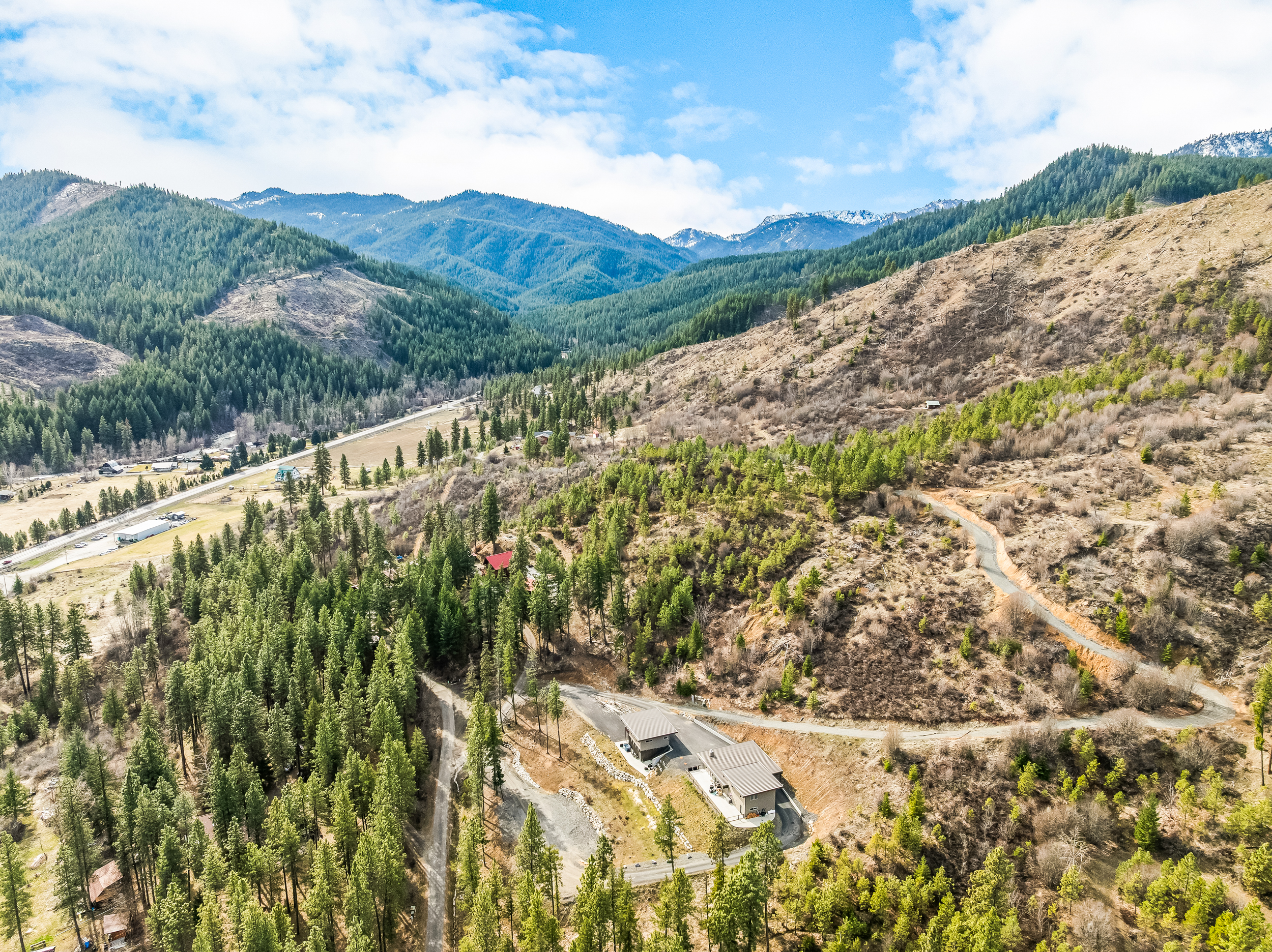 Guesthouse and the owner's main house sit on 13 acres with hiking and snowshoeing up the nearby mountain