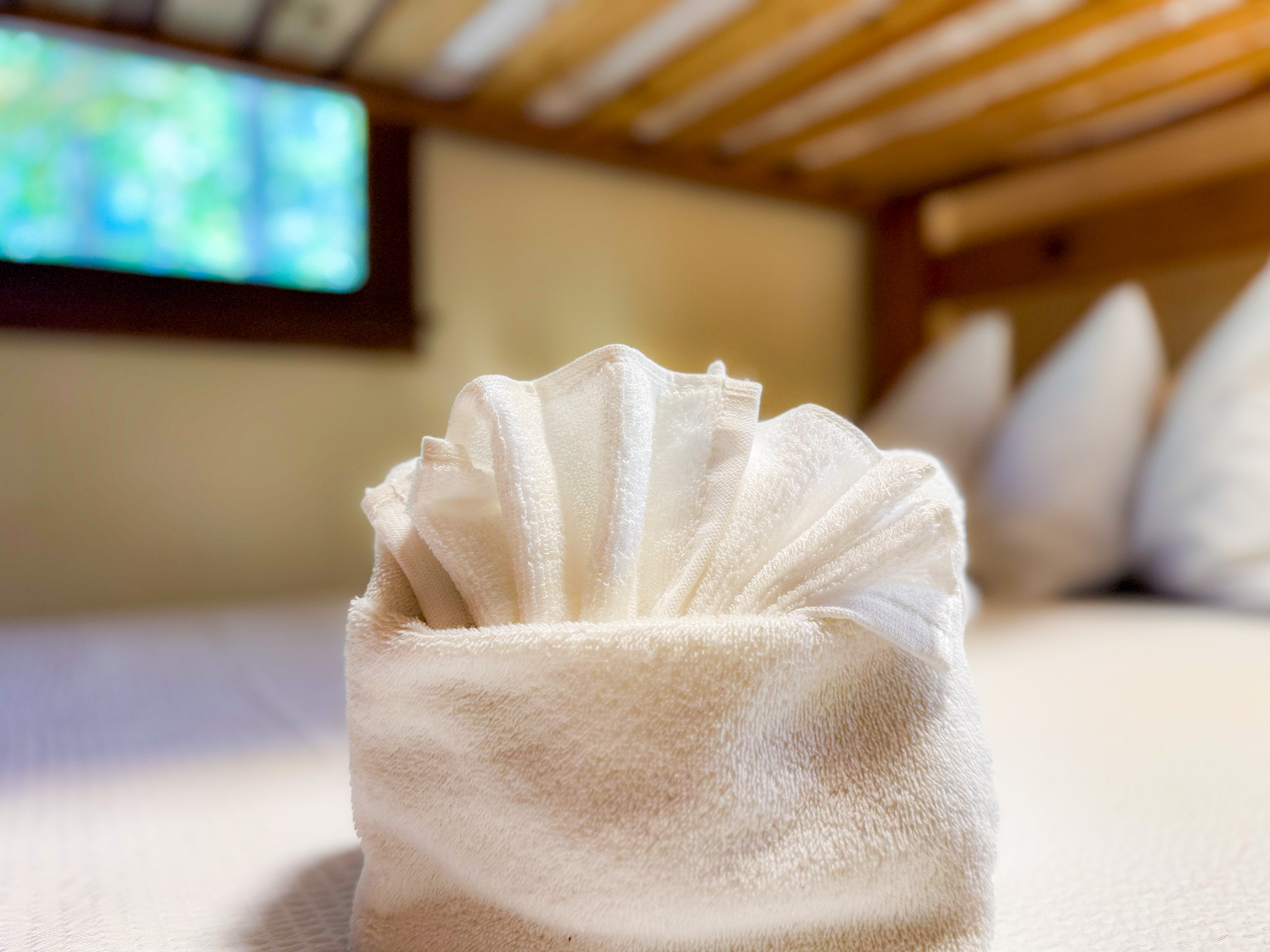 one set of bath towels per guest as well as 4 pillow per full/queen size bed.