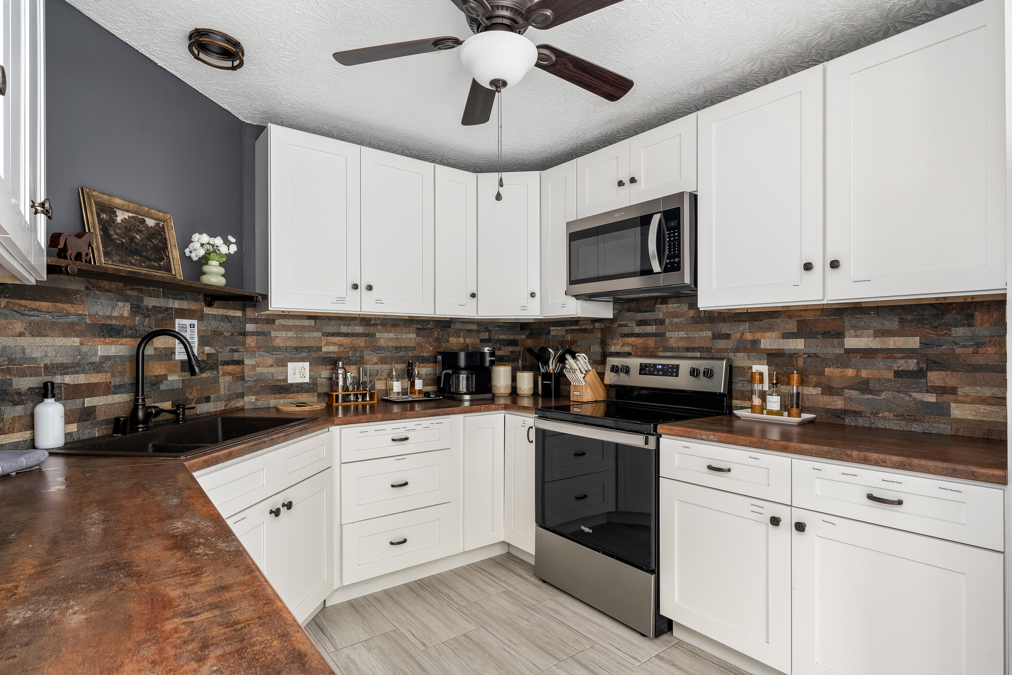 Fully stocked & ready to cook From chef-worthy knives to a coffee bar dream setup, this kitchen has everything you need—whether you're whipping up breakfast or a bourbon-glazed masterpiece. 🍳☕🍽️