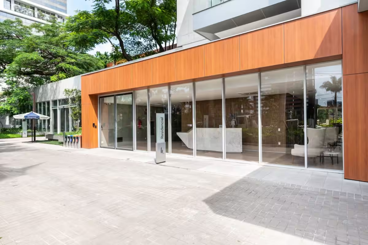 🏢 Entrada principal do River One, com design moderno e acesso seguro.