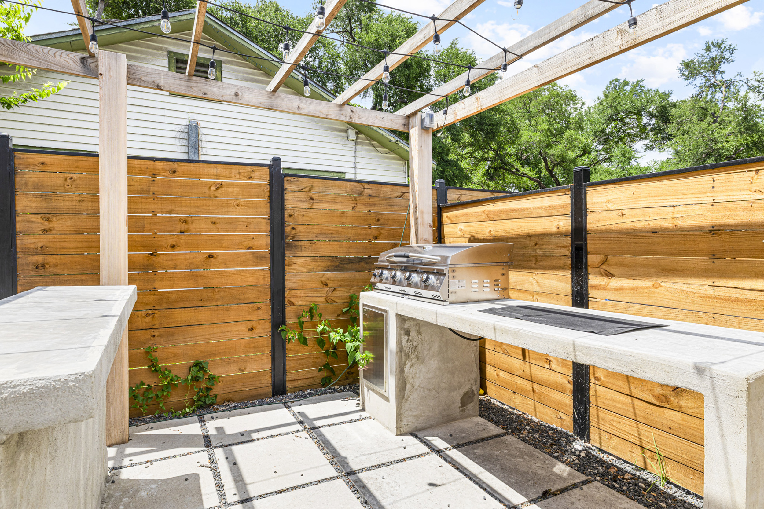 Sizzle under the sun in this stylish grilling space, perfect for gatherings!