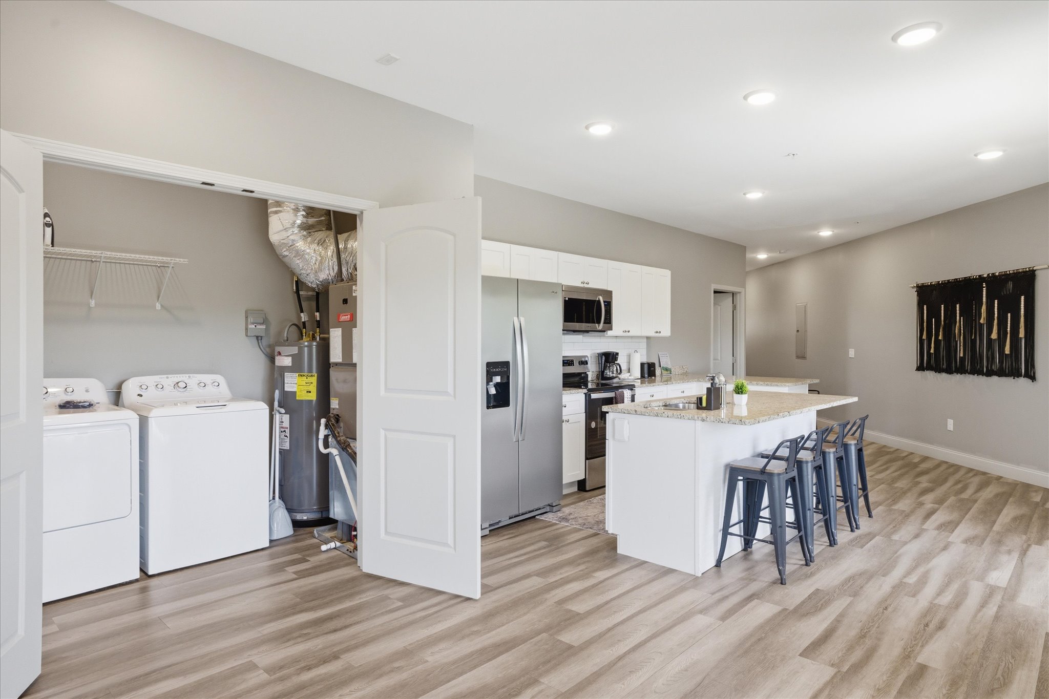 Tuck a load in and keep it moving—this side-by-side setup makes it easy to reset without interrupting the flow. Quick, convenient, and right where you need it for longer stays.