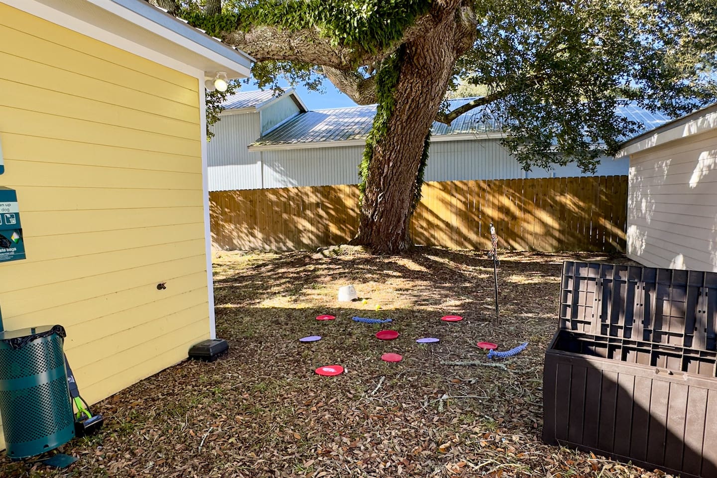 Frisbees, shade, and space to roam—tail‑wagging fun awaits.