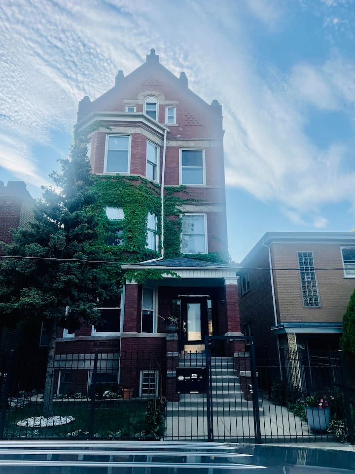 Secure Chicago building located in the vibrant Avondale/ Logan Square  Neighborhood.