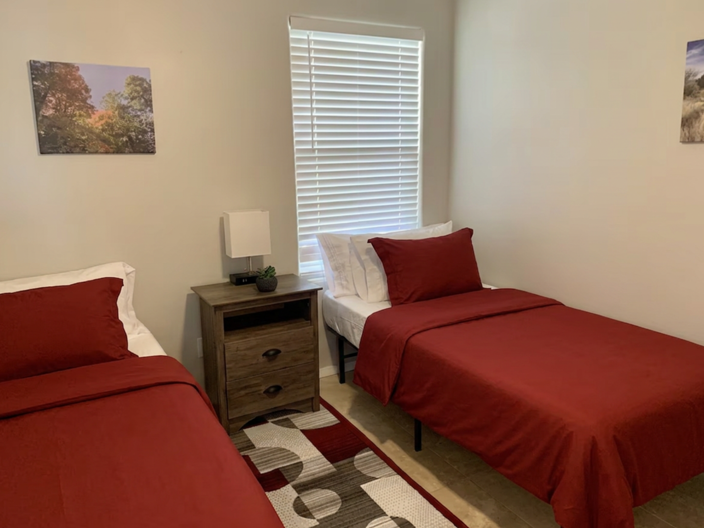 Flexible sleeping arrangements to accommodate groups of all kinds. The two twin beds can be converted into a king bed.