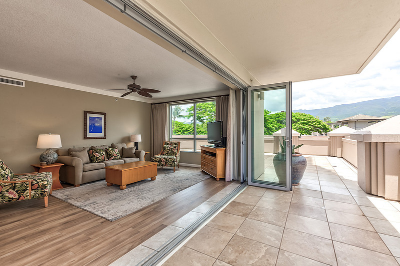 Huge, wrap around lanai