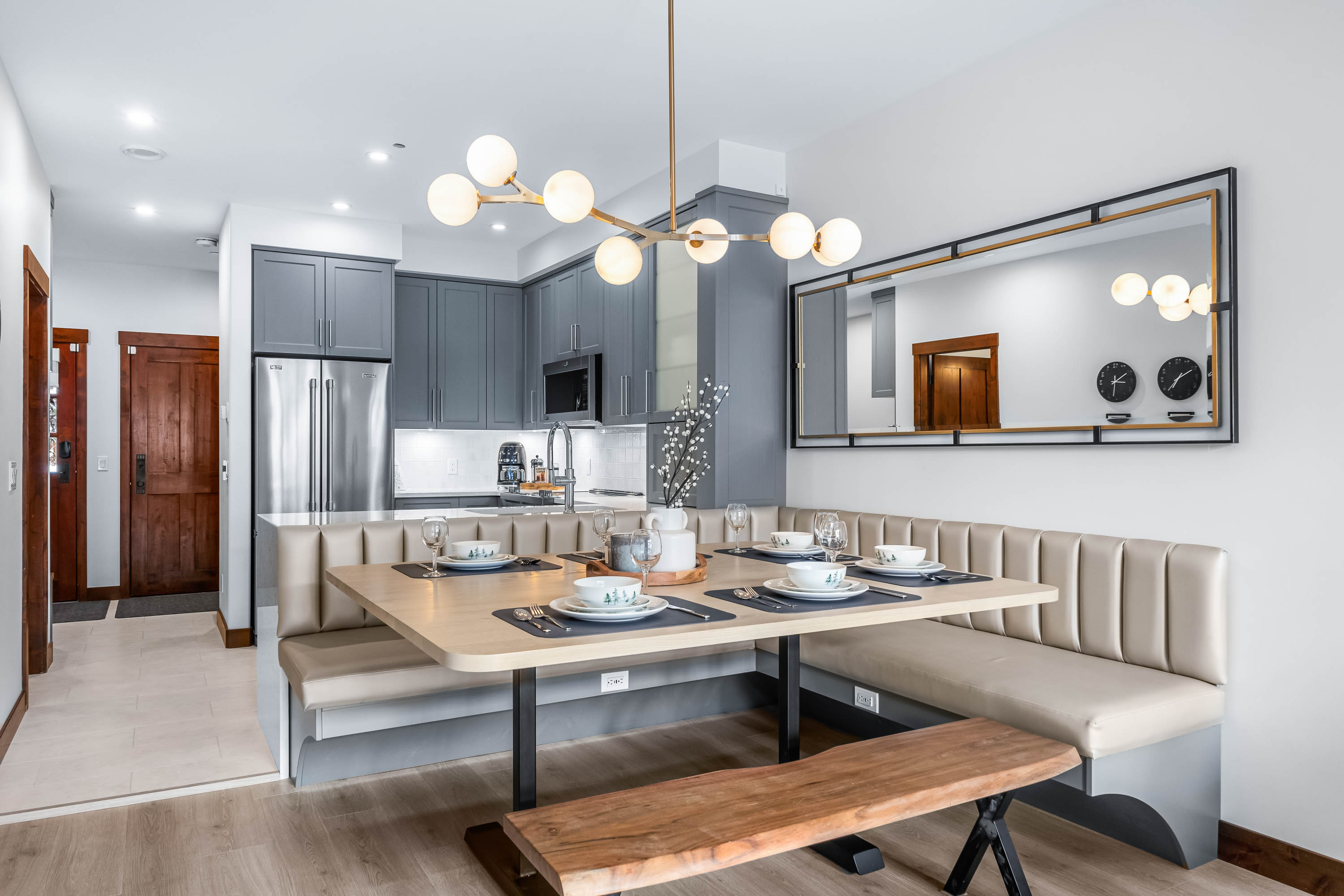 Luxurious Home In The Village Core - Hot Tub! 3