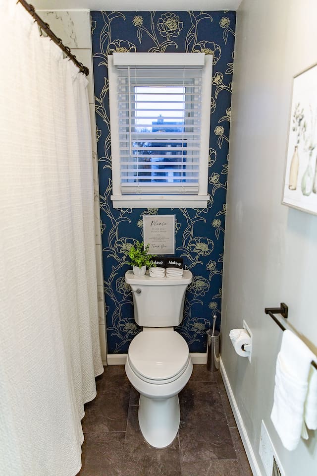 You’ll have all of the bathroom essentials, such as a hair dryer, toiletries, and towels – including makeup towels –in the full bathroom.