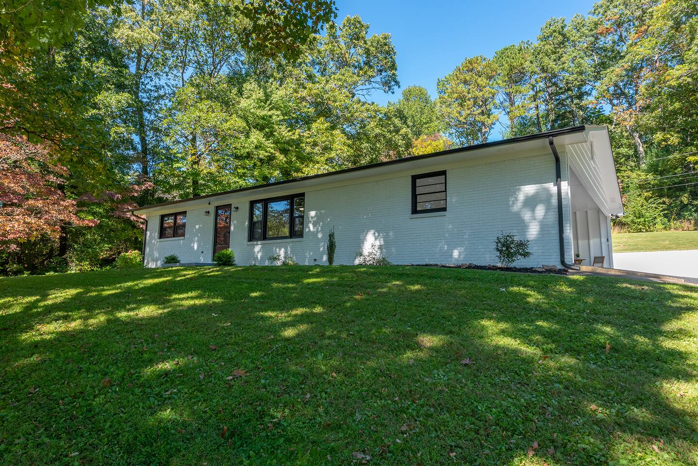 The Mountain are calling you! New & only 15 min to downtown Asheville. 25 to entrance Biltmore Estate house, 45 to Brevard, 40 to Dupont Park (Hendersonville )50 min to Cherokee & We’re decorated for the Holidays! 