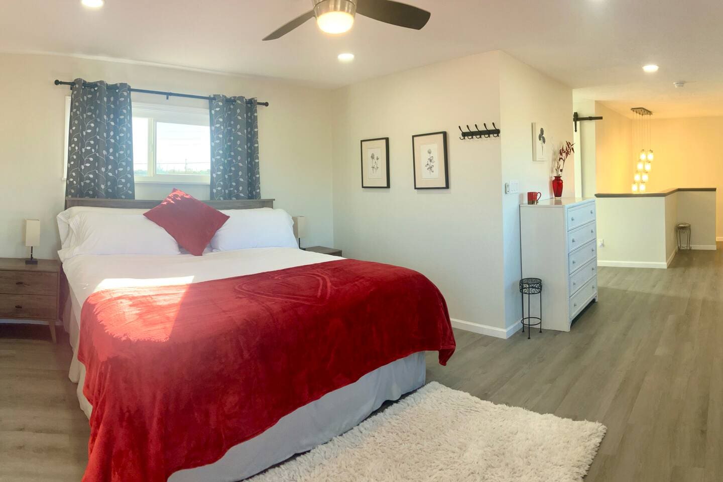 Spacious master bedroom upstairs, with walk-in closet and en-suite master bath. Luxury!