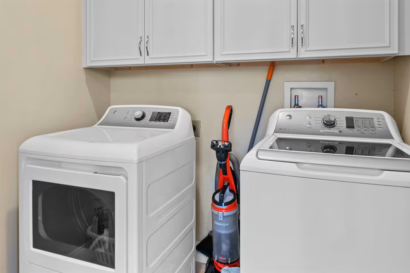 Convenience built right in 🧺
Enjoy a full-size washer and dryer—perfect for refreshing beach towels, swimsuits, and keeping up with laundry during longer stays.
