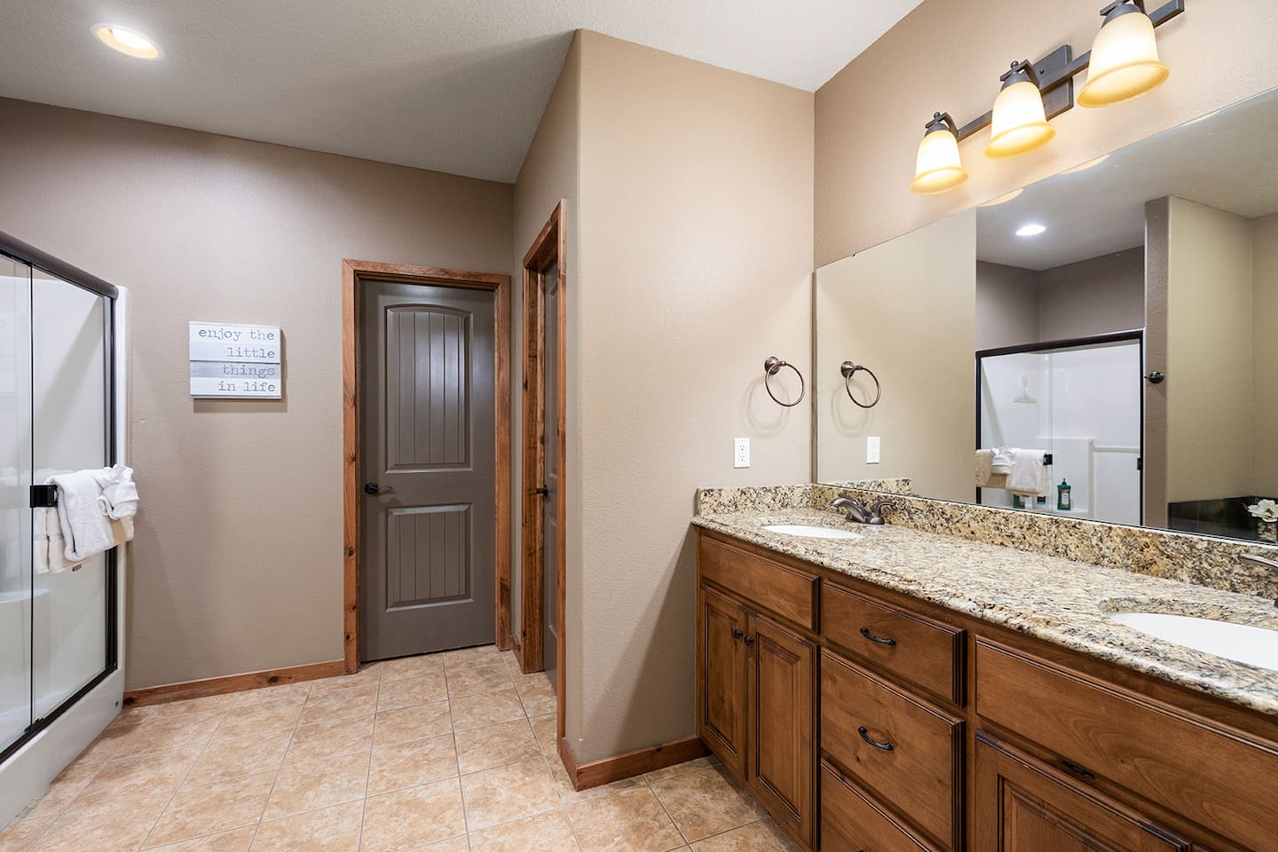 Lower level ensuite bathroom with jetted tub