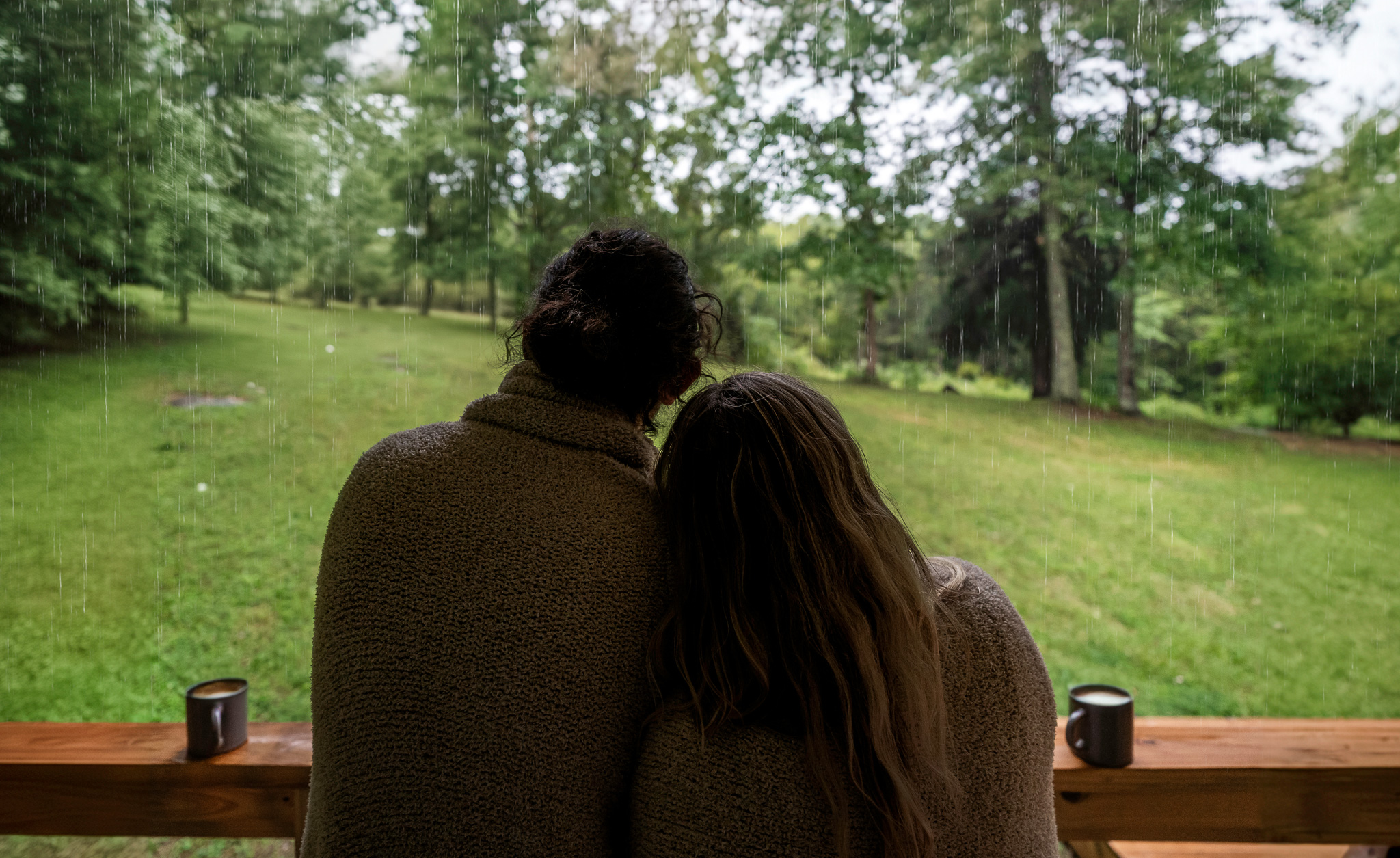 Wrapped in comfort, surrounded by calm This is the kind of quiet connection you can only find in nature—with warm mugs, soft blankets, and nothing on the agenda but simply being. 🫶☕🌲